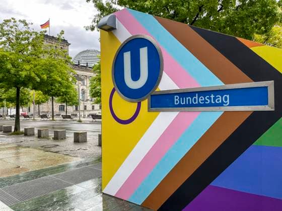 Bilder des Jahres 2025, News 07 Juli News Bilder des Tages RECORD DATE NOT STATED U-Bahnhof Bundestag erstrahlt in Regenbogenfarben, Während der Bundestag auf Regenbogenflaggen verzichtet, setzt die BVG am U-Bahnhof Bundestag und weiteren Stationen ein klares Zeichen für Vielfalt. Mit bunten Treppen, und Beklebungen feiern die Berliner Verkehrsbetriebe den Pride Month und den CSD, unterstreichend ihr Engagement für Toleranz und Akzeptanz in der Gesellschaft. Berlin Berlin Deutschland