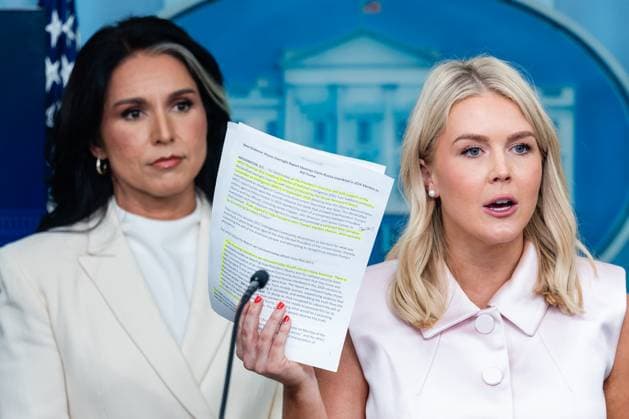 Bilder des Jahres 2025, News 07 Juli News Bilder des Tages Karoline Leavitt, White House press secretary, holds up a memo as she speaks next to Tulsi Gabbard, director of National Intelligence, during a news conference in the James S. Brady Press Briefing Room of the White House in Washington, DC, US, on Wednesday, July 23, 2025. Tensions between the Trump administration and the judiciary flared on Tuesday when Attorney General Pam Bondi removed a US attorney for New Jersey that had been named by federal judges to replace the president s choice. WASP20250723108 EricxLee