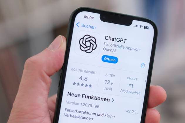 Ein Mobiltelefon mit geöffneter Apple App Store Seite zeigt die ChatGPT App zum Download. Symbolbild für künstliche Intelligenz und den wachsenden Einfluss von KI-Anwendungen im Alltag.
