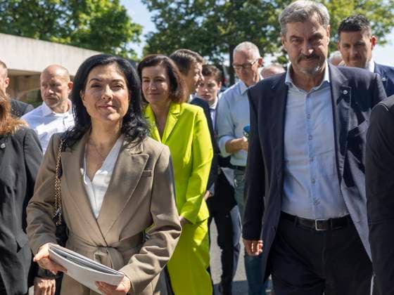 Katherina Reiche Bundesministerin für Wirtschaft und Energie und Ministerpräsident Söder Event: Ministerpräsident Dr. Markus Söder gemeinsam mit Katherina Reiche, Bundesministerin für Wirtschaft und Energie, sowie Dorothee Bär, Bundesministerin für Forschung, Technologie und Raumfahrt, am Festakt anlässlich des Baustarts der SuedLink-Stromleitung in Oerlenbach (Wilhelm-Hegler-Halle, Am Feuerstein 37), Deutschland, HMB Media Schumacher, bfischu, Copyright: HMBxMedia Schumacher