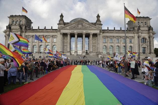 Bilder des Jahres 2025, News 07 Juli Deutschland, Berlin, Demonstration vor dem Bundestag, Regenbogenflagge vor dem Bundestag