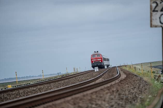 InterCity-Zug der Deutschen Bahn AG erreicht die Nordseeinsel Sylt über den Hindenburgdamm;Blick auf einen Teilabschnitt der von Hamburg und nach Sylt führenden Marschbahn mit dem Hindenburgdamm in Schleswig-Holstein zwischen den Stationen Niebüll und Westerland auf der Insel Sylt, Berlin Berlin Deutschland ORTSANGABE