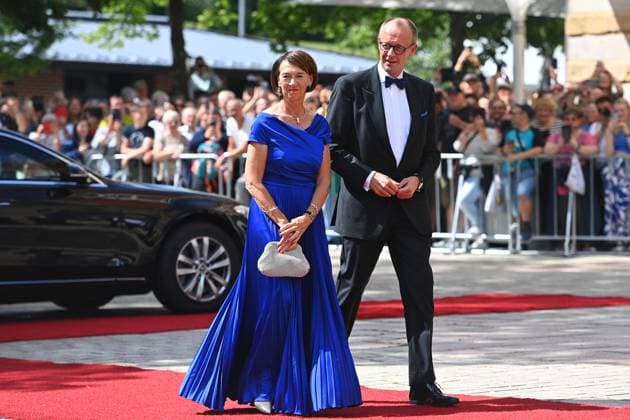 Bilder des Jahres 2025, Entertainment 07 Juli Bundeskanzler Friedrich MERZ mit Ehefrau Charlotte MERZ. Eroeffnung der Bayreuther Richard Wagner Festspiele 2025. Roter Teppich am 25.07.2025. Gruener Huegel,