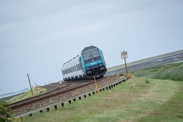 Regionalexpress RE6 auf der Fahrt von Sylt auf den Hindenburgdamm;Blick auf einen Teilabschnitt der von Hamburg und nach Sylt führenden Marschbahn mit dem Hindenburgdamm in Schleswig-Holstein zwischen den Stationen Niebüll und Westerland auf der Insel Sylt, Berlin Berlin Deutschland ORTSANGABE