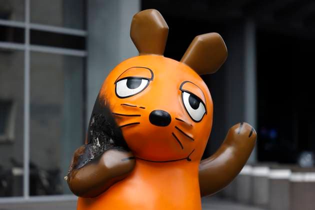 Bilder des Jahres 2025, News 07 Juli Feuer-Anschlag auf die Mausfigur vor dem WDR: Unbekannte haben die Statue in der Nacht auf Samstag in Brand gesteckt. Es ist nicht das erste mal, dass es Wirbel um die Maus gibt: Im Rahmen einer Aktion gegen Kürzungen beim öffentlich-rechtlichen Rundfunk wurde sie 2024 bereits kurz entführt. Köln, 26.07.2025 NRW Deutschland Copyright: xChristophxHardtx