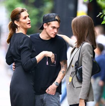 Exclusif - Cindy Crawford se balade avec ses enfants Kaia Gerber et Presley Walker Gerber dans les rues de New York, le 5 juin 2019 For germany call for price Exclusive - Cindy Crawford with her children Kaia and Presley out in New York, 5th june 2019 New York Etats-Unis Copyright: xCharlesxGuerinx xBestimagexUSAxCharlesxGuerinx xBestimagexUSAx