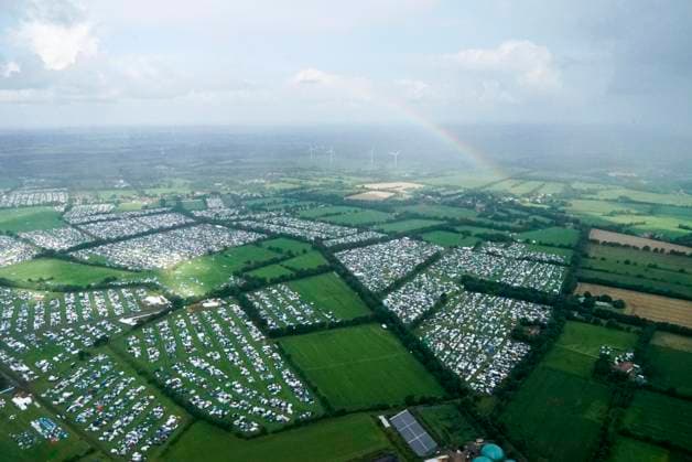 Bilder des Jahres 2025, News 07 Juli News Bilder des Tages cntv Blick Uebersicht auf das Wacken Festival Gelaende Regenbogen mit Buehne Campingplatz Anreise der Heavy Metal Town Metalheads Fans aus der Luft zum 34. Wacken Open Air Festival Start des Festivals ist am 30. Juli es dauert bis zum 02.August 2025 statt Wacken bei Itzehoe 29.Juli 2025 SH Deutschland