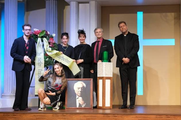 Bilder des Jahres 2025, Entertainment 07 Juli Peer-Robin Hagel, Tima Herz, Sophie Göbel, Nicola Tiggeler und Timothy Peach sowie Tetje Mierendorf in der schwarzen Komödie Kalter Weisser Mann, eine hochaktuelle Komödie über das Gendern, Sexismus und politisch korrektes Verhalten während der Trauerfeier für einen Unternehmer, die im Chaos zu versinken droht, Fotoprobe in der Komödie Winterhuder Fährhaus, Hamburg 30.7.2025