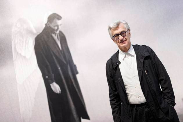 Bilder des Jahres 2025, Entertainment 07 Juli Filmregisseur Wim Wenders vor einer Szene aus seinem Film Der Himmel über Berlin beim Pressetermin zur immersiven Ausstellung W.I.M. Die Kunst des Sehens in der Bundeskunsthalle. Die Ausstellung zeigt neben seinen filmischen Arbeiten auch sein künstlerisches Gesamtwerk wie Fotoarbeiten und frühe Collagen und Zeichnungen. Wenders wird 2025 80 Jahre alt. Bonn, 30.07.2025 NRW Deutschland Copyright: xChristophxHardtx