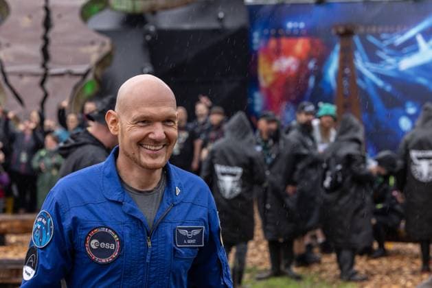Wacken 2025 Astronaut Alexander Gerst (ESA) einer der Stargäste des Festivals bringt Wissenschaft auf das Festival. bereits Stunden vor der Öffnung des Infileds des Wacken Open Air drängten sich die Metalheads aus aller Welt vor dem Einlass. Pünklich um 15 Uhr wurde das Festival offiziell eröffnet und der Platz von tausenden Fans gestürmt. Alexander Gerst stand den Fans Rede und Antwort. Wacken Wacken Open Air Schleswig-Holstein Deutschland _5DL6718