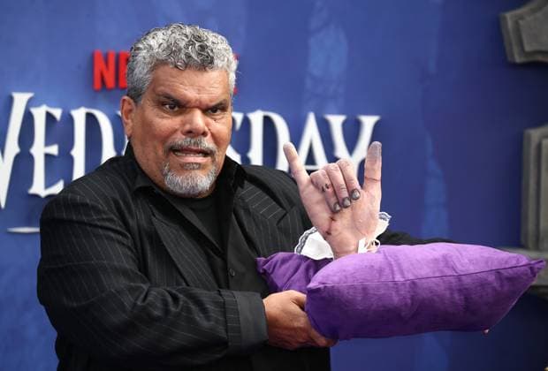 Bilder des Jahres 2025, Entertainment 07 Juli Wednesday Season 2, Part 1 world premiere in London Luis Guzm‡n with Thing at the global premiere of Wednesday Season 2, Part 1 at Central Hall in Westminster, London. London Central Hall Westminister UK Copyright: xFredxDuvalx