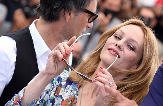 Vanessa Paradis, Samuel Benchetrit (réalisateur) au photocall du film Cette musique ne joue pour personne (Cannes première) lors du 74ème festival international du film de Cannes le 10 juillet 2021 Borde Jacovides Moreau Bestimage Photocall of the movie Cette musique ne joue pour personne during 74th Cannes Film Festival in Cannes on july 10th 2021 Cannes France Copyright: xJACOVIDES-BORDE-MOREAUx xBESTIMAGExJACOVIDES-BORDE-MOREAUx xBESTIMAGEx
