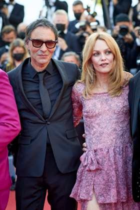 Vanessa Paradis, Samuel Benchetrit - Montée des marches du film « De son vivant » lors du 74ème Festival International du Film de Cannes. Le 10 juillet 2021 Borde-Jacovides-Moreau Bestimage Red carpet for the movie « De son vivant » during the 74th Cannes International Film festival. On July 10th 2021 Cannes France Copyright: xJACOVIDES-BORDE-MOREAUx xBESTIMAGExJACOVIDES-BORDE-MOREAUx xBESTIMAGEx