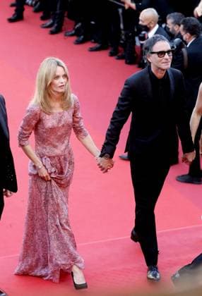 Vanessa Paradis, Samuel Benchetrit (réalisateur) - Montée des marches du film « De son vivant » lors du 74ème Festival International du Film de Cannes. Le 10 juillet 2021 Borde-Jacovides-Moreau Bestimage Red carpet for the movie « De son vivant » during the 74th Cannes International Film festival. On July 10th 2021 Cannes France Copyright: xJACOVIDES-BORDE-MOREAUx xBESTIMAGExJACOVIDES-BORDE-MOREAUx xBESTIMAGEx