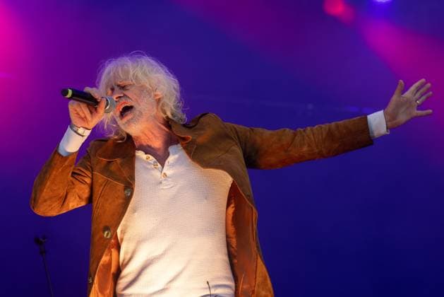 Freitag belohnt die Wacken Fans mit Sonne und Weltstars Bob Geldof und die Boomtown Rats rocken Wacken Auch die Wacken Seelsorge war rund um die Uhr für die Fans vor Ort Nach dem Starkregen, und den Schliessungen des Platzes am Mittwoch, war der Donnerstag ein sonniger Tag, bei dem nur noch der zentimetertiefe Schlamm an den Dauerregen erinnerte. Wacken Wacken Open Air Schleswig-Holstein Deutschland _5DL9751