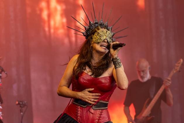 Within Temptation rocken unter den letzten Bands das Wacken Open Air. Letzter Tag des Wacken Open Air wenige Stunden Sonne für Fans die den Regen durchgehalten haben Nur wenige Stunden Sonne war den Fans aus aller Welt am letzten Tag des Wacken Open Air 2025 vergönnt. Dann setze wieder der Regen ein und sollte die gesamte Nacht bleiben. Die Abreise wurde dadurch noch beschwerlicher. All dies störte die Fans auf dem Platz wenig. D.A.D. Aus Dänemark füllten trotz Regen den Platz Wacken Wacken Open Air Schleswig-Holstein Deutschland _5DL1473
