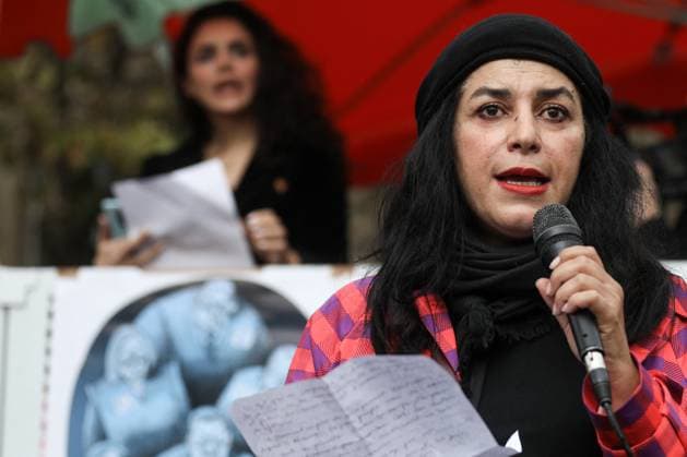Info - Marjane Satrapi refuse la Légion d’honneur et dénonce l’hypocrisie de la France vis-à-vis de l’Iran - La réalisatrice française Marjane Satrapi - Des personnes participent à un rassemblement de soutien aux femmes iraniennes à Paris, France, le 2 octobre 2022. Cette manifestation a lieu suite à la mort de Mahsa Amini, décédée en garde à vue après avoir été détenue par la police des mœurs iranienne, et de Hadis Najafi, abattue lors d une manifestation en Iran. Stéphane Lemouton Bestimage Paris France Copyright: xStephanexLemoutonx xBestimagexStephanexLemoutonx xBestimagex
