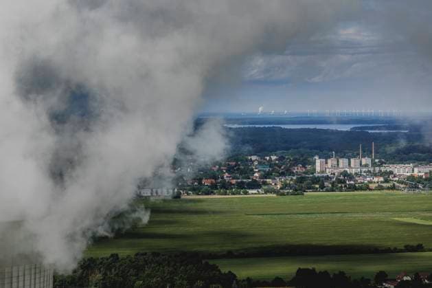 Die Stadt Spremberg sowie das Kohlekraftwerk Jaenschwalde bei Cottbus zeichnen sich ab hinter dem Kuehlturm des Kohlekraftwerks Schwarze Pumpe, aufgenommen in Spremberg, 04.08.2025. Spremberg Deutschland Copyright: xFlorianxGaertnerx