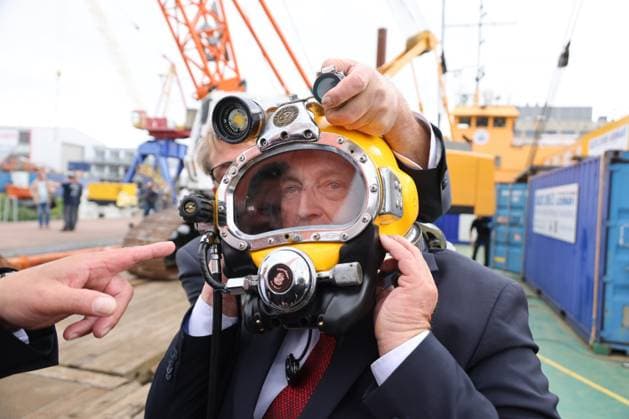 News Themen der Woche KW32 Munitionstaucher und Bergung Ostsee mit BmUKN 06.08.2025, Germany, Rostock, Baltic Diver Plattform und Basis fuer Munitionsbergung in der Ostseee, Inhaber Jens und Uwe Pap mit einem Versuchfeldauftrag mit BmUKN Sts Jochen Flasbarth und Umweltminister MV Til Backhaus bei der Vorführung eines Taucher Helms, hier Til Backhaus mit Tiefseehelm (c) Frank Ossenbrink, 5B Rostock Mecklenburg-Vorpommern Germany