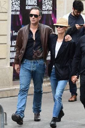 Samuel Benchetrit et sa femme Vanessa Paradis - Arrivées des célébrités aux obsèques de Jane Birkin en l église Saint-Roch à Paris. Le 24 juillet 2023 Jacovides-KD Niko Bestimage Funerals of the french singer Jane Birkin at Saint-Roch s church in Paris. On July 24th 2023 Paris France Copyright: xJacovides-KDxNikox xBestimagexJacovides-KDxNikox xBestimagex