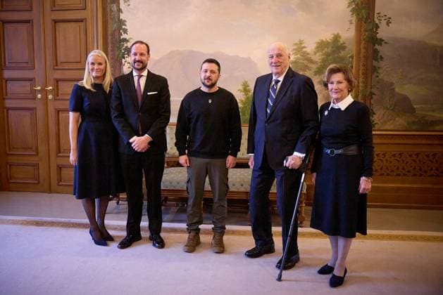 Le président ukrainien Volodymyr Zelensky lors d une audience avec le roi Harald V et les membres de la famille royale, la reine Sonja, le prince Haakon et la princesse Mette-Marit de Norvège dans le cadre de sa visite officielle en Norvège, le 13 décembre 2023. Ukraine Presidency via Bestimage As part of the official visit of the President of Ukraine to Norway, Volodymyr Zelenskyy had an audience with King Harald V and members of the Royal Family – Queen Sonja, Crown Prince Haakon and Crown Princess Mette-Marit. Oslo Ukraine Copyright: xUkrainexPresidencyxviaxBestimagexUkrainexPresidencyxviaxBestimagex
