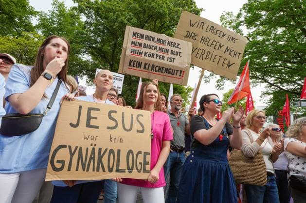 News Themen der Woche KW32 Demonstration vor der Gerichtsverhandlung ueber die Klage des Lippstaedter Chefarztes und Gynaekologen Joachim Volz gegen seinen Arbeitgeber, das Klinikum Lippstadt (Foto vom 08.08.2025). Volz wendet sich gegen zwei Weisungen, die ihm medizinisch induzierte Schwangerschaftsabbrueche sowohl in der Klinik als auch in seiner Privatpraxis untersagen. (Siehe epd-Meldung vom 08.08.2025) EDITORIAL USE ONLY
