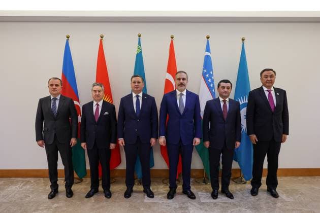 Turkish Foreign Minister Hakan Fidan in New York NEW YORK, UNITED STATES - SEPTEMBER 25: Turkish Foreign Minister Hakan Fidan (3rd R) poses for a with participants as he attends the Informal Meeting of the Council of Foreign Ministers of the Organization of Turkic States (TDT) in New York, United States on September 25, 2024. New York United States. Editorial use only. Please get in touch for any other usage.  Copyright: x2025xAnadoluxArdaxKücükkayax