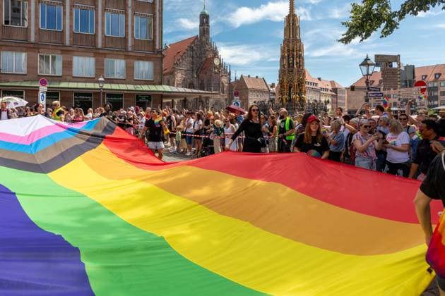 Reportage 09.08.2025 Die Demo zum CSD in Nürnberg am Samstag durch die Nürnberger Innenstadt mit rund 20 000 Besucher, Motto: Nie mehr still!, super Wetter, super Stimmung, alles friedlich Am Nürnberger Hauptmarkt, wo immer der Christkindelsmarkt stattfindet mit Frauenkirche und Schönem Brunnen. Vor dem Bundestag wurde die Regenbogenfahne verboten, am Wochenende wehte sie in Nürnberg überall Nürnberg Bayern Deutschland