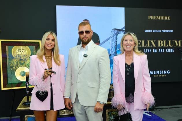 Entertainment Themen der Woche KW32 GRAND OPENING - FELIX BLUME IM ART CUBE - Patricia Viktoria Halbe mit Künstler Felix Blume alis Kollegah und Kunstsammlerin Mariele Hense-Halbe mit der Kunst im Hintergrund Hamm Galerie Mensing NRW Deutschland