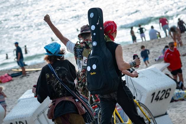 Die Punks betreten mit dem laut ausgerufenen Schlachtruf Alerta, Alerta Antifascista den Strand von Westerland;Punks am Strand von Westerland auf der Nordseeinsel Sylt, Sylt Schleswig-Holstein Deutschland Westerland
