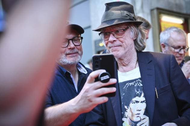 Helge Schneider in der Lichtburg ** NUR FÜR REDAKTIONELLE ZWECKE ** EDITORIAL USE ONLY **<p>Helge Schneider macht Selfies mit Fans vor der Lichtburg am Montag, 11. August 2025 in Essen. Komiker Helge Schneider präsentiert Film-Doku The Klimperclown zum 70. Geburtstag in der Lichtburg. Deutschland NRW Essen Copyright: SocratesxTassos