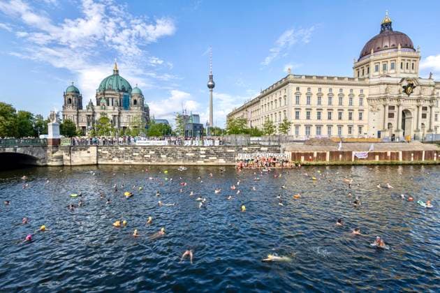 Schwimm-Demo gegen dauerhaftes Badeverbot, Hunderte Schwimmer protestieren in der Spree für Flussbadestellen. Das Ziel, das 100 Jahre alte Flussbadeverbot aufheben zu lassen. Berlin Berlin Deutschland