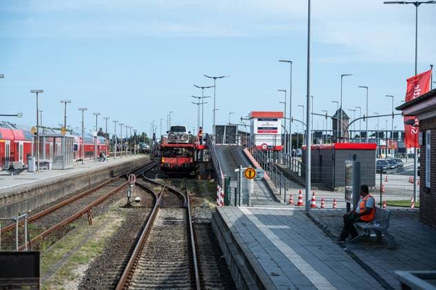 Verladung roter Sylt-Shuttle der DB am Bahnhof Westerland auf der Nordseeinsel Sylt - Verladestelle;Blick auf einen Teilabschnitt der von Hamburg und nach Sylt führenden Marschbahn mit dem Hindenburgdamm in Schleswig-Holstein zwischen den Stationen Niebüll und Westerland auf der Insel Sylt, Berlin Berlin Deutschland ORTSANGABE