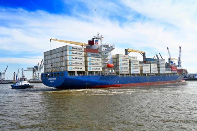 Containerschiff mit gestapelten Containern im Hamburger Hafen, Deutschland