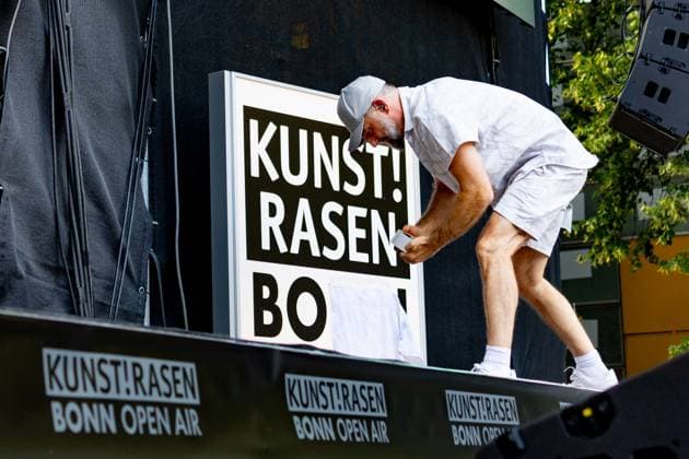 Das Bo auf dem Kunst!Rasen Bonn - 14.08.2025 Das Bo benennt kurzerhand den Kunst!Rasen Bonn in Kunst!Rasen BO um - Der Hamburger Rapper DAS BO (Mirko Alexander Bogojevic) mit DJ SCHMIDDLFINGA beim Live Auftritt auf der Kunst!Rasen Bühne - Der Kunst!Rasen in Bonn Gronau ist eine beliebte Sommer Open Air Konzertreihe am Rande der Rheinaue am Bonner Rheinufer. Bonn Gronau Nordrhein-Westfalen Deutschland Copyright: xBonn.digitalx