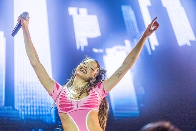 Entertainment Bilder des Tages Erster Tag des Highfield Festival 2025 am Störmthaler See in Großpösna, Sachsen. Das beliebte Open-Air-Musikfestival lockt tausende Besucher mit Live-Musik, Sommerflair und dem markanten Riesenrad, das in diesem Jahr von einem neuen Betreiber betrieben wird, nachdem das Riesenrad im Vorjahr durch einen Brand beschädigt wurde. Hier die deutsche Rapperin, Popmusikerin und Schauspielerin Nina Chuba (Nina Katrin Kaiser) Highfield 2025,Tag1