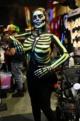 Cosplayer auf der Midsummer Scream - Halloween & Horror Convention im Long Beach Convention Center. Long Beach, 17.08.2025