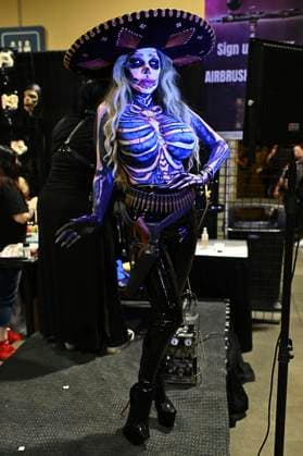 Cosplayer auf der Midsummer Scream - Halloween & Horror Convention im Long Beach Convention Center. Long Beach, 17.08.2025