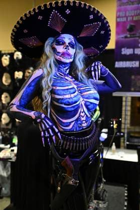 Cosplayer auf der Midsummer Scream - Halloween & Horror Convention im Long Beach Convention Center. Long Beach, 17.08.2025