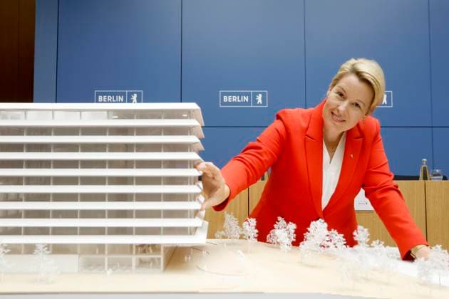19.08.2024, Franziska Giffey, Wirtschaftssenatorin, am Modell des Gruendungsinkubator für Gen- und Zelltherapie, Auf dem Gelände der Bayer AG am Berliner Nordhafen entsteht ein hochmodernes Translationszentrum für Gen- und Zelltherapien, Pressekonferenz nach der Sitzung des Berliner Senat, PK im Roten Rathaus in Berlin, Senatspressekonferenz, Berlin Deutschland, Germany
