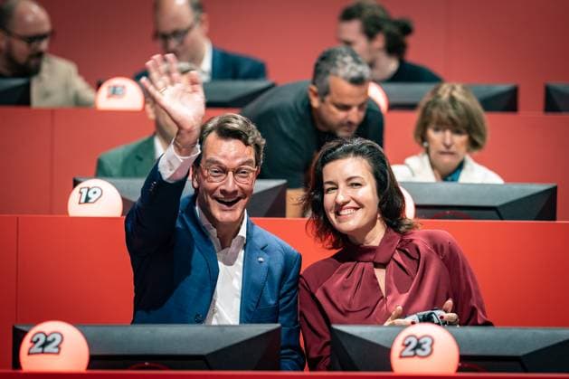Bundesministerin für Forschung, Technologie und Raumfahrt, Dorothee Bär, spielt gemeinsam mit Hendrik Wüst, Ministerpräsident von NRW, Nintendo Mario Kart World auf der Spielekonsole Nintendo Switch 2;Gamescom 2025 in Köln nach Eigenaussage weltgrößte Messe für Computer- und Videospiele, gemessen an Ausstellungsfläche und Besucheranzahl, Köln Nordrhein-Westfalen Deutschland Messegelände