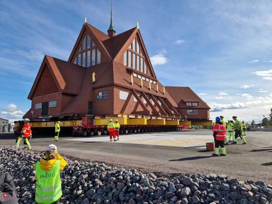 KIRUNA, SWEDEN 20250820 Kiruna church is approaching the platform where it will be placed, after being moved five kilometers from its old location to the new Kiruna center KIRUNA SWEDEN x10510x  Copyright: xMarcxSkogelin xTTx DEN STORA KYRKVANDRINGEN Ws5UYWSor1k