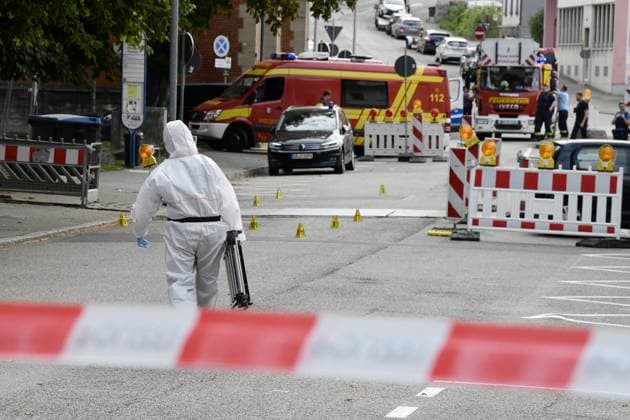 Nach dem Polizistenmord am Donnerstag in Völklingen, wo ein 18jähriger nach einem Handgemenge einen Polizisten der Polizeiinspektion Völklingen mit dessen Dienstwaffe erschossen hat, laufen am Freitag (22.8.2025) die Arbeiten der Spurensicherung. Der 18jährige hatte zuvor eine Tankstelle überfallen, an der Polizeidienststelle wurden erste Blumen niedergelegt. Die Polizei arbeitet in der Innenstadt, die noch teilweise abgesperrt ist.