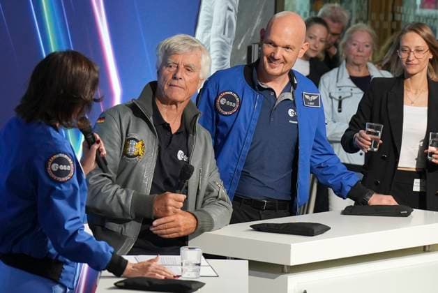 Bundesregierung, Tag der Offenen Tuer 2025, Bundesministerium für Forschung, Technologie und Raumfahrt (BMFTR) Dorothee Baer gemeinsam im Buehnengespraech mit dem ehemaligen Astronaut Ulf Merbold und Astronaut Alexander Gerst im Bundesministerium fuer Forschung, Technologie und Raumfahrt (BMFTR) beim Tag der Offenen Tuer der Bundesregierung 2025, Berlin, 23.08.2025 Berlin Berlin Deutschland