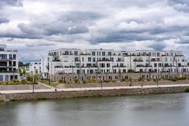 Neues Stadtquartier Graf Bismarck am Rhein-Herne-Kanal, Wohn- und Gewerbebebauung auf dem Gelände des Kraftwerks der ehemaligen Zeche Graf Bismarck, Yachthafen, Marina, am Kanal, in Gelsenkirchen, NRW, Deutschland, Wohnungsbau