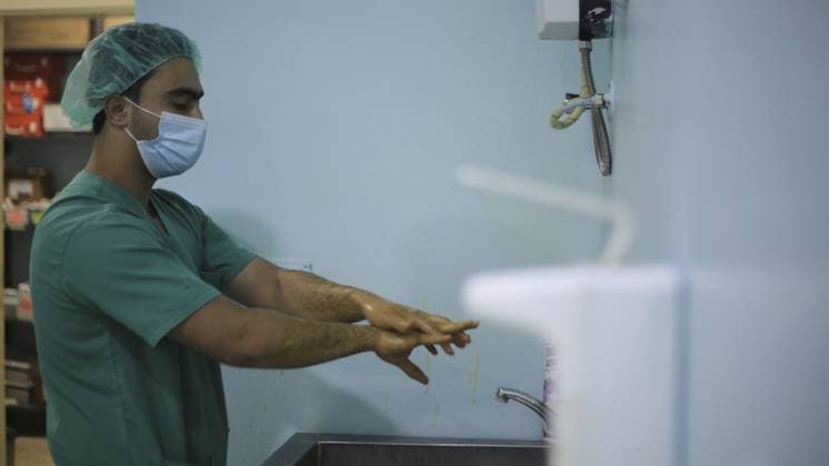 Ein Arzt wäscht sich die Hände, bevor er den Operationssaal betritt, um eine Operation durchzuführen. Aleppo, Syrien 18. Oktober 2022, Aleppo, Syrien A doctor washing his hands before entering the operating room to perform surgery. Aleppo, Syria October 18, 2022, Aleppo, Syria Copyright: imageBROKER mohammadxbashirxalda iblbbj14766547.jpg