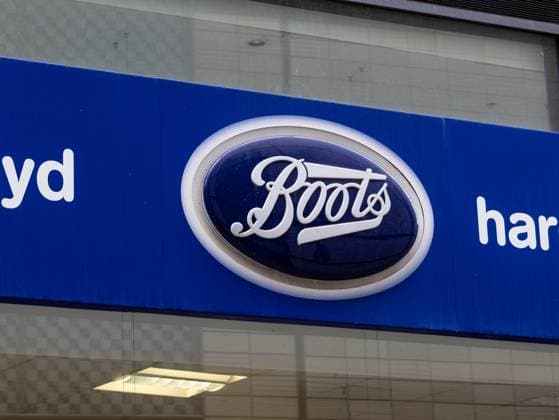 CARDIFF, UK - AUGUST 8, 2025 - Boots-Logo an einem Geschäft in Cardiff, Wales CARDIFF, UK - AUGUST 8, 2025 - Close up of the Boots logo on a commercial building in Cardiff, Wales, showing the brand s presence in the United Kingdom (License=RM) Copyright: xZoonar.com ÊrikxLattweinx 23885242