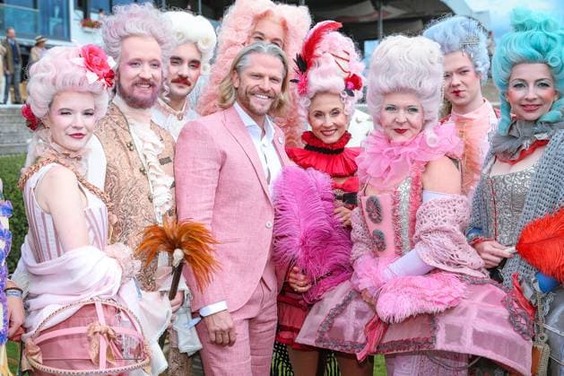 Entertainment Bilder des Tages 2025.08.24, Promis beim Audi-Ascot-Renntag auf der Galopprennbahn Neue Bult in Hannover. Die Gäste genießen die elegante Atmosphäre beim Pferderennen. Bachelor Original Paul Janke zwischen den Darstellern der Staatsoper Hannover Niedersachsen Deutschland