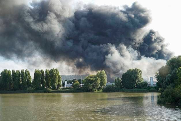 cntv Grossfeuer Brand Feuer Rauch Qualm Flammen Feuerwehrleute RTW im Einsatz bei Loeschen Versorgung von einem der Schwerverletzen der moeglicherweise durch herumfliegende Trümmerteile verletzt Grossfeuer Im Industriegebiet auf der Peute sind mindestens 3 Lagerhallen in Brand geraten Brandursache unklar - Feuerwehr gibt 5. Alarm 25.08.2025 Hamburg - Veddel Hamburg Deutschland