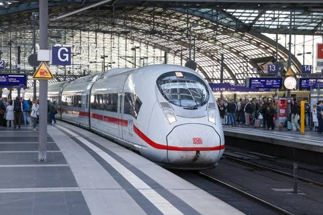 ICE der Deutschen Bahn in Berlin-Hauptbahnhof. Ankunft des ICE aus Paris. Auf der Strecke Paris - Berlin werden ICE¯3neo (DB-Baureihe 408, Hersteller Siemens Mobility, Velaro MS). DEU, Deutschland, Berlin, 25.08.2025